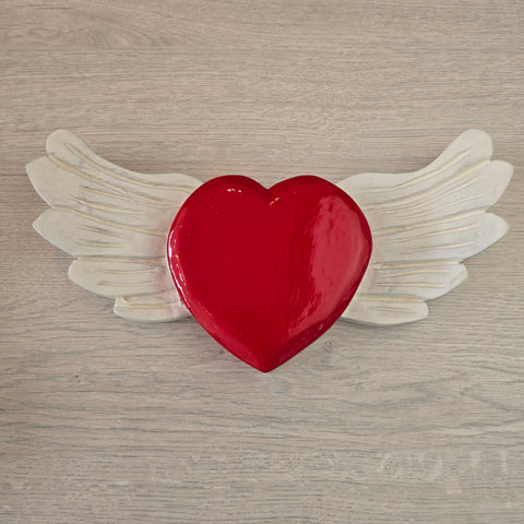 Explora nuestros corazones con alas, piezas artesanales talladas y pintadas a mano que desprenden encanto y emoción. Cada corazón es una expresión única de amor y libertad - Corazón de Madera - Corazón Tallado - Corazón con Alas - Corazón Decorativo