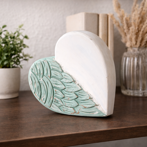 🤍🕊️ Corazón Abrazo de Ángel 12 cm – Madera Tallada Estilo Wash ✨