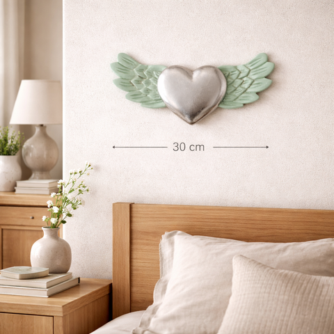 ✨ Alas Lovely Verde Menta con Corazón Plateado 30 cm – Madera Tallada