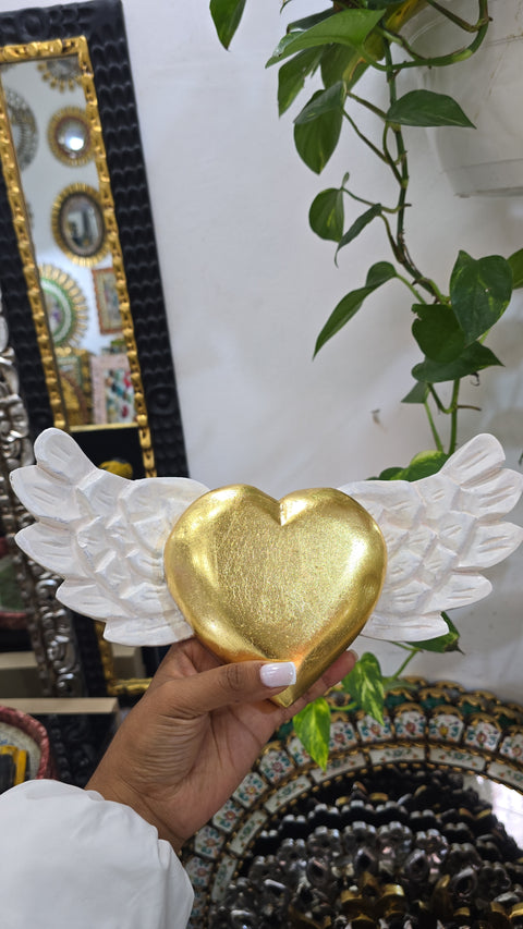 Explora nuestros corazones con alas, piezas artesanales talladas y pintadas a mano que desprenden encanto y emoción. Cada corazón es una expresión única de amor y libertad - Corazón de Madera - Corazón Tallado - Corazón con Alas - Corazón Decorativo