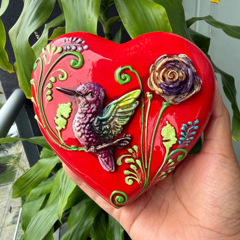 ❤️ Colibrí Cusqueño en Corazón de Madera 13 cm | Artesanía Peruana Hecha a Mano