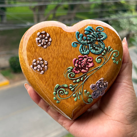 Corazón Cusqueño con Flores en Alto Relieve 13 cm