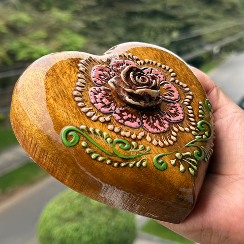🌹 Corazón Cusqueño con Rosa en Alto Relieve 13 cm | Artesanía Peruana Hecha a Mano