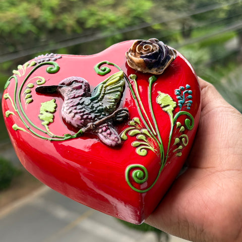 ❤️ Colibrí Cusqueño en Corazón de Madera 13 cm | Artesanía Peruana Hecha a Mano