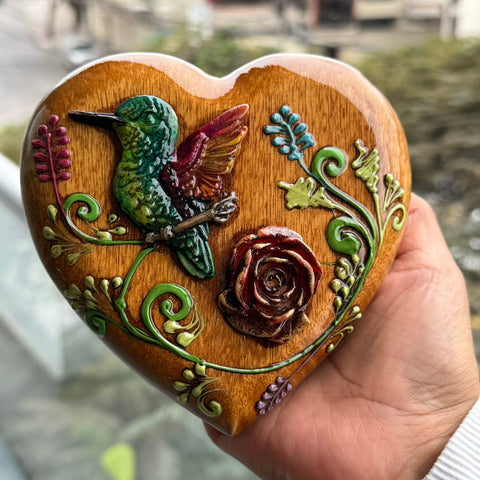🐦 Corazón Cusqueño con Colibrí y Rosa en Alto Relieve 13 cm – Madera Tallada