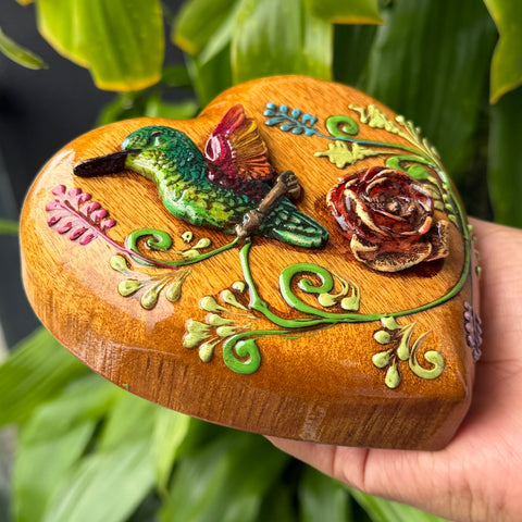🐦 Corazón Cusqueño con Colibrí y Rosa en Alto Relieve 13 cm – Madera Tallada