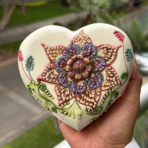 Corazón Cusqueño Floral en Alto Relieve 13 cm – Madera Tallada
