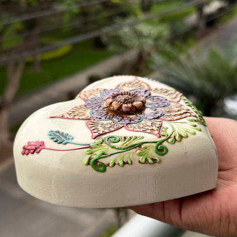 Corazón Cusqueño Floral en Alto Relieve 13 cm – Madera Tallada