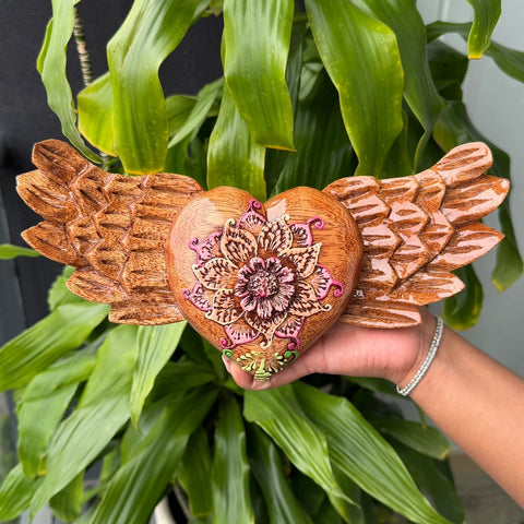 🌸 Corazón Alado Cusqueño con Flor Mandala en Alto Relieve – Artesanía Peruana Hecha a Mano