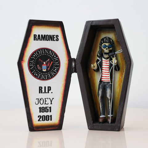 ⚰️ Cajón Funerario “Ramones – Joey” – Arte Popular Hecho a Mano 🎸