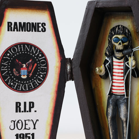 ⚰️ Cajón Funerario “Ramones – Joey” – Arte Popular Hecho a Mano 🎸