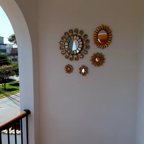 Hermosa composición de espejos decorativos artesanales cuzqueños, ideales para embellecer tu hogar con estilo único. Espejos Artesanales laminados en pan de Oro-Espejos Decorativos-Espejos Peruanos-Espejos Cuzqueños-Peruvian Mirrors-Espejos de Madera