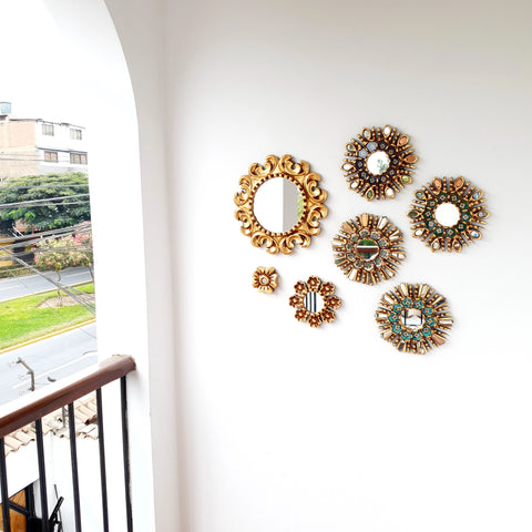 Hermosa composición de espejos decorativos artesanales cuzqueños, ideales para embellecer tu hogar con estilo único. Espejos Artesanales laminados en pan de Oro-Espejos Decorativos-Espejos Peruanos-Espejos Cuzqueños-Peruvian Mirrors-Espejos de Madera