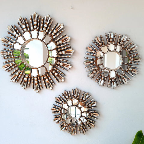 Hermosa composición de espejos decorativos artesanales cuzqueños, ideales para embellecer tu hogar con estilo único. Espejos Artesanales laminados en pan de Oro-Espejos Decorativos-Espejos Peruanos-Espejos Cuzqueños-Peruvian Mirrors-Espejos de Madera