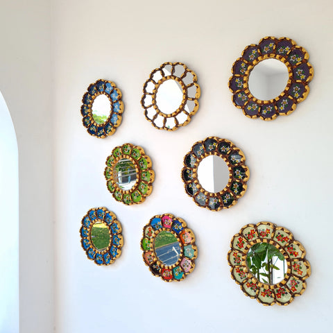 Hermosa composición de espejos decorativos artesanales cuzqueños, ideales para embellecer tu hogar con estilo único. Espejos Artesanales laminados en pan de Oro-Espejos Decorativos-Espejos Peruanos-Espejos Cuzqueños-Peruvian Mirrors-Espejos de Madera