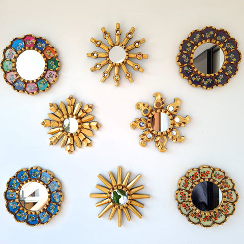 Hermosa composición de espejos decorativos artesanales cuzqueños, ideales para embellecer tu hogar con estilo único. Espejos Artesanales laminados en pan de Oro-Espejos Decorativos-Espejos Peruanos-Espejos Cuzqueños-Peruvian Mirrors-Espejos de Madera