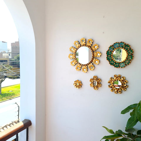 Hermosa composición de espejos decorativos artesanales cuzqueños, ideales para embellecer tu hogar con estilo único. Espejos Artesanales laminados en pan de Oro-Espejos Decorativos-Espejos Peruanos-Espejos Cuzqueños-Peruvian Mirrors-Espejos de Madera