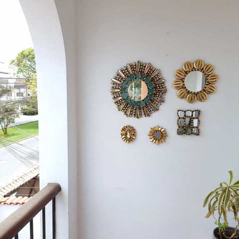 Hermosa composición de espejos decorativos artesanales cuzqueños, ideales para embellecer tu hogar con estilo único. Espejos Artesanales laminados en pan de Oro-Espejos Decorativos-Espejos Peruanos-Espejos Cuzqueños-Peruvian Mirrors-Espejos de Madera