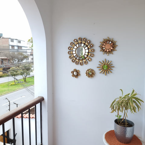 Hermosa composición de espejos decorativos artesanales cuzqueños, ideales para embellecer tu hogar con estilo único. Espejos Artesanales laminados en pan de Oro-Espejos Decorativos-Espejos Peruanos-Espejos Cuzqueños-Peruvian Mirrors-Espejos de Madera