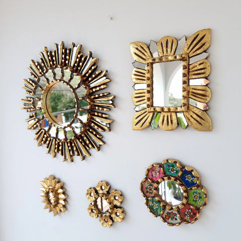 Hermosa composición de espejos decorativos artesanales cuzqueños, ideales para embellecer tu hogar con estilo único. Espejos Artesanales laminados en pan de Oro-Espejos Decorativos-Espejos Peruanos-Espejos Cuzqueños-Peruvian Mirrors-Espejos de Madera