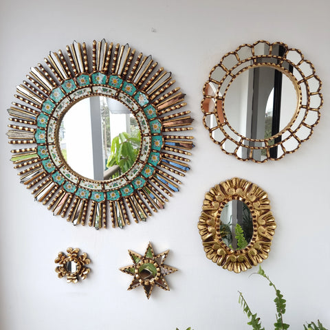 Hermosa composición de espejos decorativos artesanales cuzqueños, ideales para embellecer tu hogar con estilo único. Espejos Artesanales laminados en pan de Oro-Espejos Decorativos-Espejos Peruanos-Espejos Cuzqueños-Peruvian Mirrors-Espejos de Madera