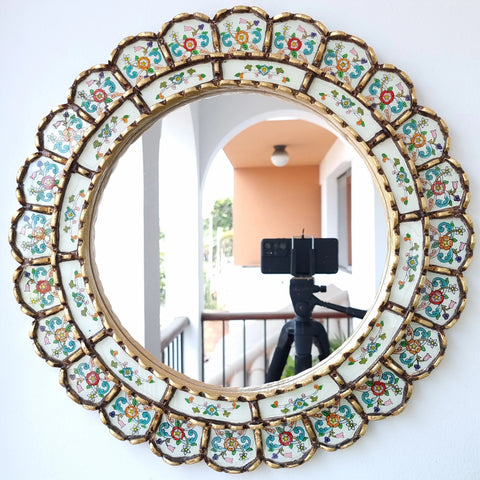 Embellece tu espacio con nuestros espejos de 50 cm estilo cuzqueño y cajamarquino, reflejo de la artesanía peruana y símbolo de tradición y elegancia - Espejos Peruanos - Peruvian Mirrors - Echo a Mano - Madera Tallada - Espejo Decorativo - Artesanal