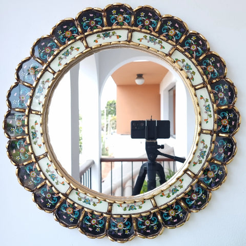 Embellece tu espacio con nuestros espejos de 50 cm estilo cuzqueño y cajamarquino, reflejo de la artesanía peruana y símbolo de tradición y elegancia - Espejos Peruanos - Peruvian Mirrors - Echo a Mano - Madera Tallada - Espejo Decorativo - Artesanal