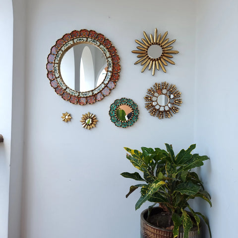 Hermosa composición de espejos decorativos artesanales cuzqueños, ideales para embellecer tu hogar con estilo único. Espejos Artesanales laminados en pan de Oro-Espejos Decorativos-Espejos Peruanos-Espejos Cuzqueños-Peruvian Mirrors-Espejos de Madera