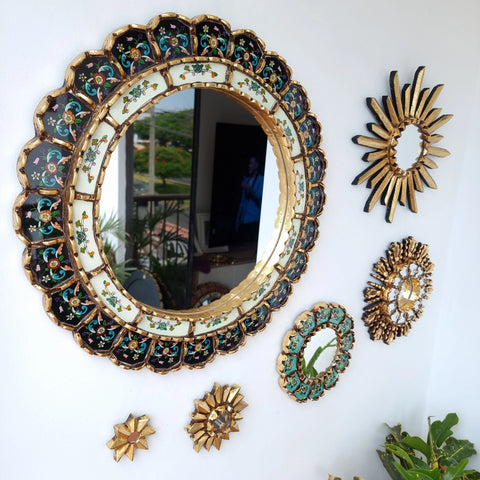 Hermosa composición de espejos decorativos artesanales cuzqueños, ideales para embellecer tu hogar con estilo único. Espejos Artesanales laminados en pan de Oro-Espejos Decorativos-Espejos Peruanos-Espejos Cuzqueños-Peruvian Mirrors-Espejos de Madera