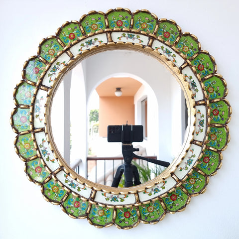 Embellece tu espacio con nuestros espejos de 50 cm estilo cuzqueño y cajamarquino, reflejo de la artesanía peruana y símbolo de tradición y elegancia - Espejos Peruanos - Peruvian Mirrors - Echo a Mano - Madera Tallada - Espejo Decorativo - Artesanal