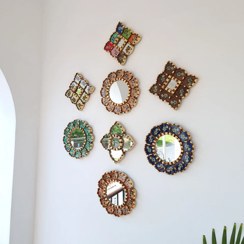 Hermosa composición de espejos decorativos artesanales cuzqueños, ideales para embellecer tu hogar con estilo único. Espejos Artesanales laminados en pan de Oro-Espejos Decorativos-Espejos Peruanos-Espejos Cuzqueños-Peruvian Mirrors-Espejos de Madera