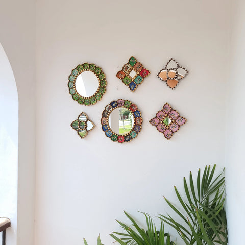 Hermosa composición de espejos decorativos artesanales cuzqueños, ideales para embellecer tu hogar con estilo único. Espejos Artesanales laminados en pan de Oro-Espejos Decorativos-Espejos Peruanos-Espejos Cuzqueños-Peruvian Mirrors-Espejos de Madera