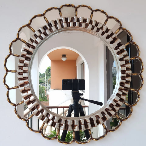 Embellece tu espacio con nuestros espejos de 50 cm estilo cuzqueño y cajamarquino, reflejo de la artesanía peruana y símbolo de tradición y elegancia - Espejos Peruanos - Peruvian Mirrors - Echo a Mano - Madera Tallada - Espejo Decorativo - Artesanal