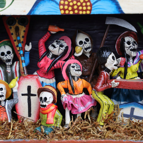 Descubre la magia de los Retablos Ayacuchanos: Arte tradicional peruano que cuenta historias con cada detalle hecho a mano. Perfectos para decorar tu hogar con el Arte Peruano- Retablo Ayacuchano- Artesanía Peruana- Echo a Mano - Decoración Artesanal