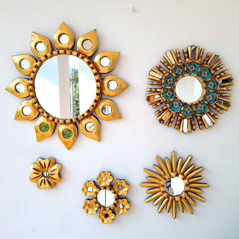 Hermosa composición de espejos decorativos artesanales cuzqueños, ideales para embellecer tu hogar con estilo único. Espejos Artesanales laminados en pan de Oro-Espejos Decorativos-Espejos Peruanos-Espejos Cuzqueños-Peruvian Mirrors-Espejos de Madera